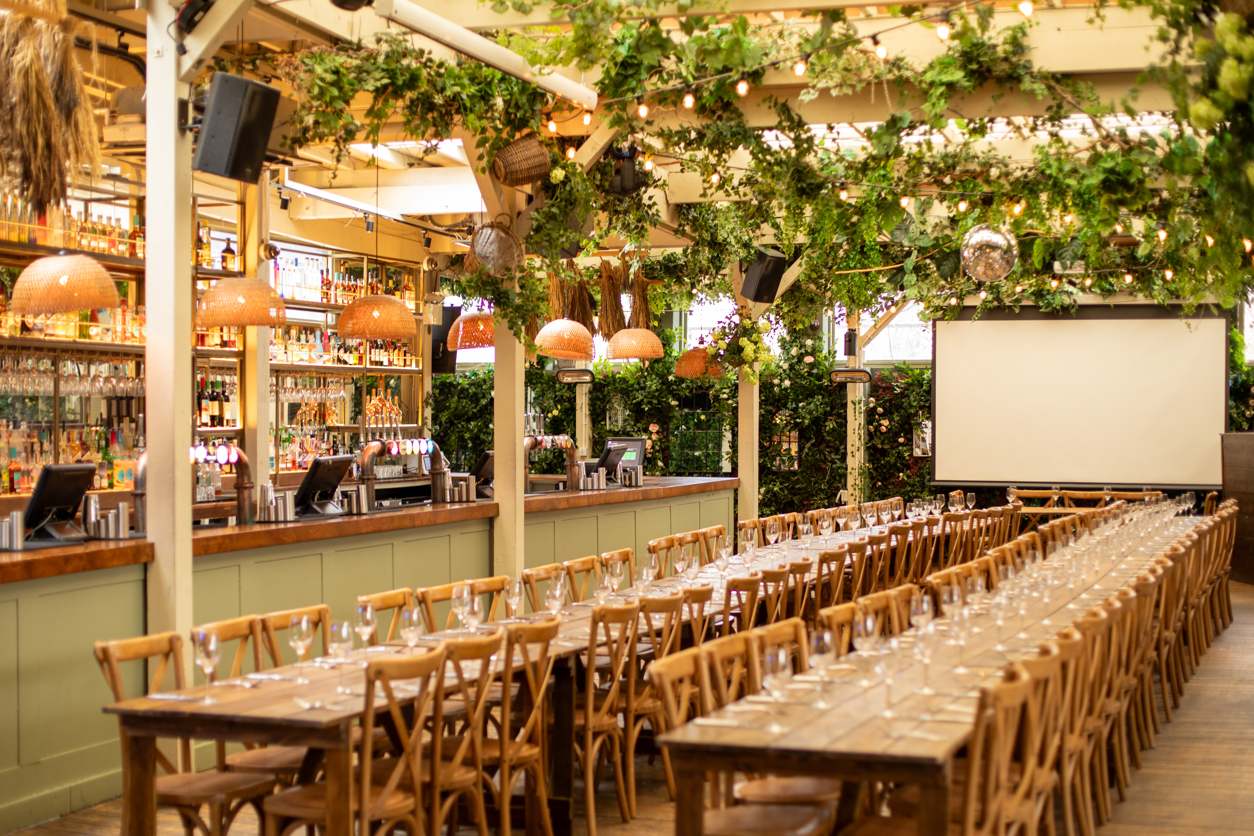 The Prince Dining - Beautiful summer party venue with outdoor dining space